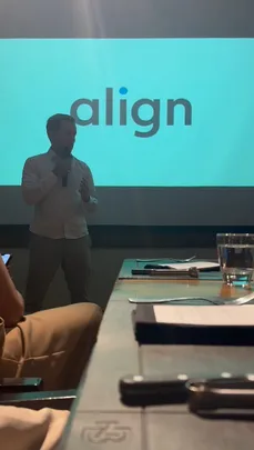 Presentación presencial en una sala de reuniones.